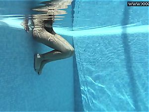 Tiffany Tatum undresses bare underwater